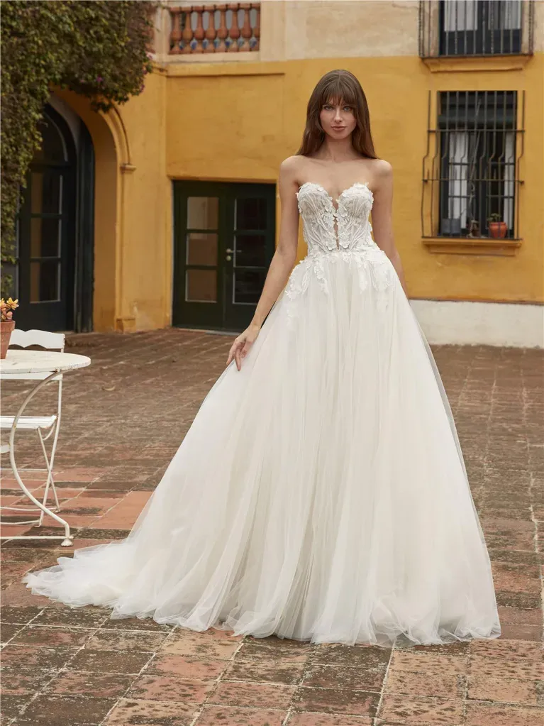 Robe de princesse avec décolleté en cœur et dos ouvert tulle et de dentelle aratz nicole milano marseille