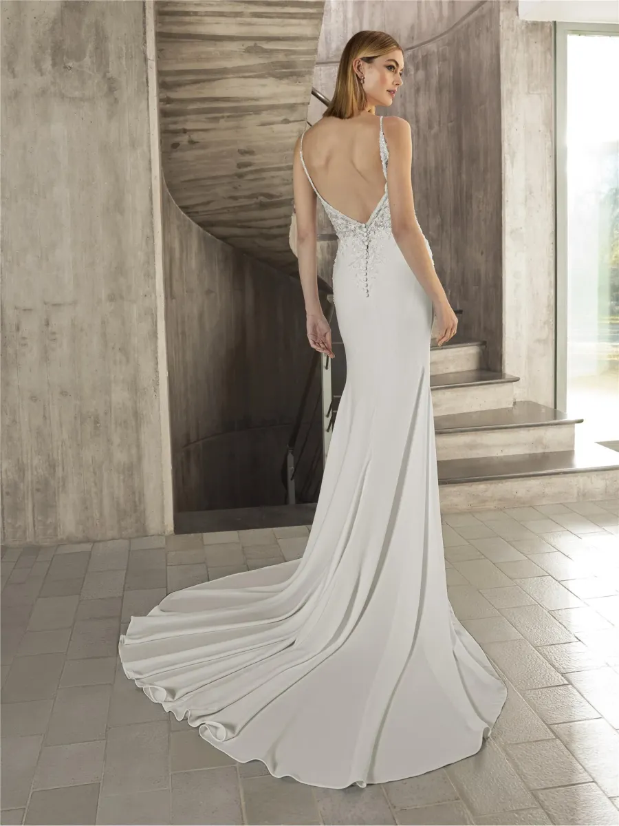 robe de mariée sirène décolleté plongeant en crêpe et perles bicaz pronovias marseille