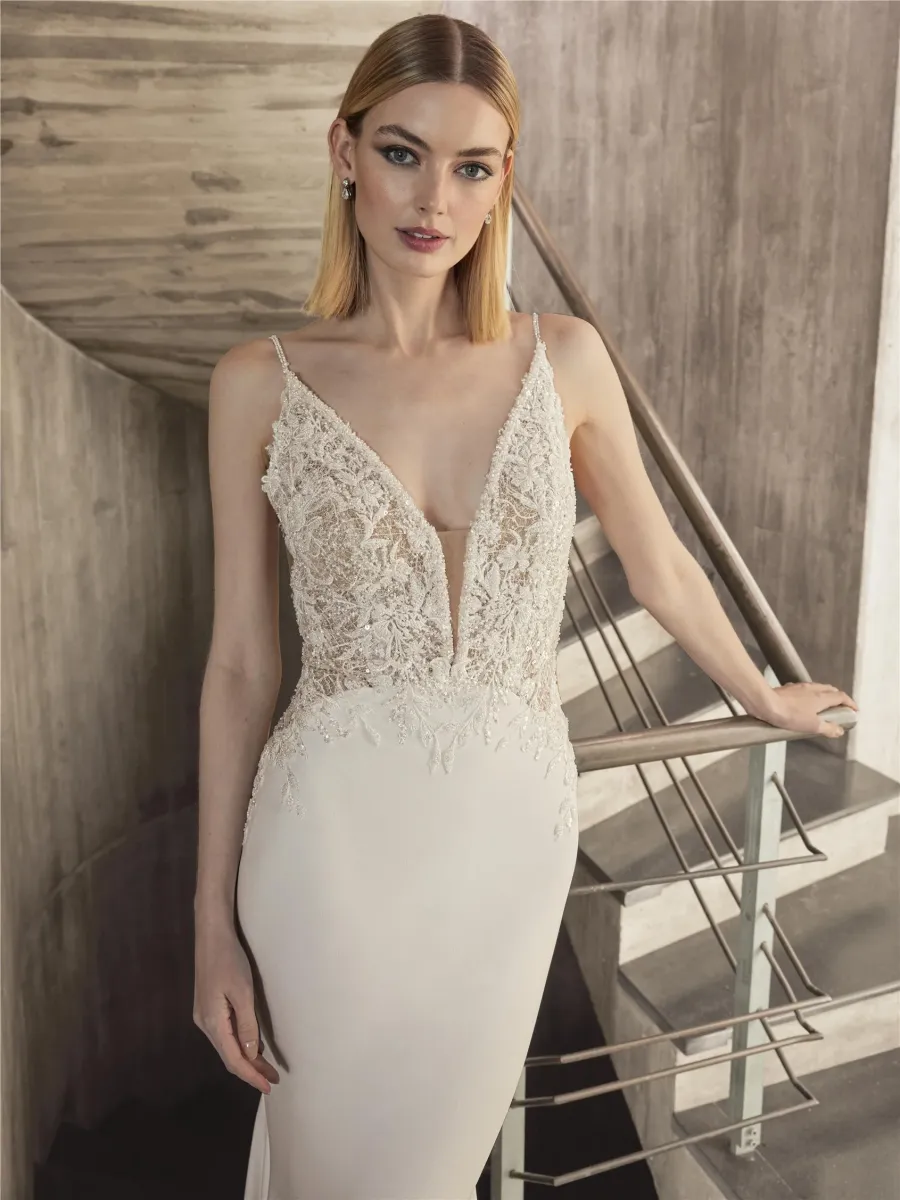 robe de mariée coupe sirène décolleté en v en crêpe bicaz pronovias marseille