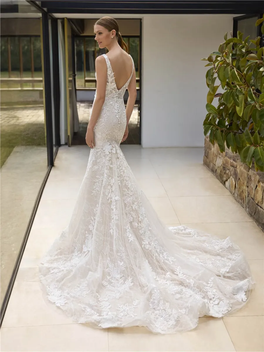 robe de mariée sirène décolleté en V et dos plongeant dentelle blaia pronovias marseille