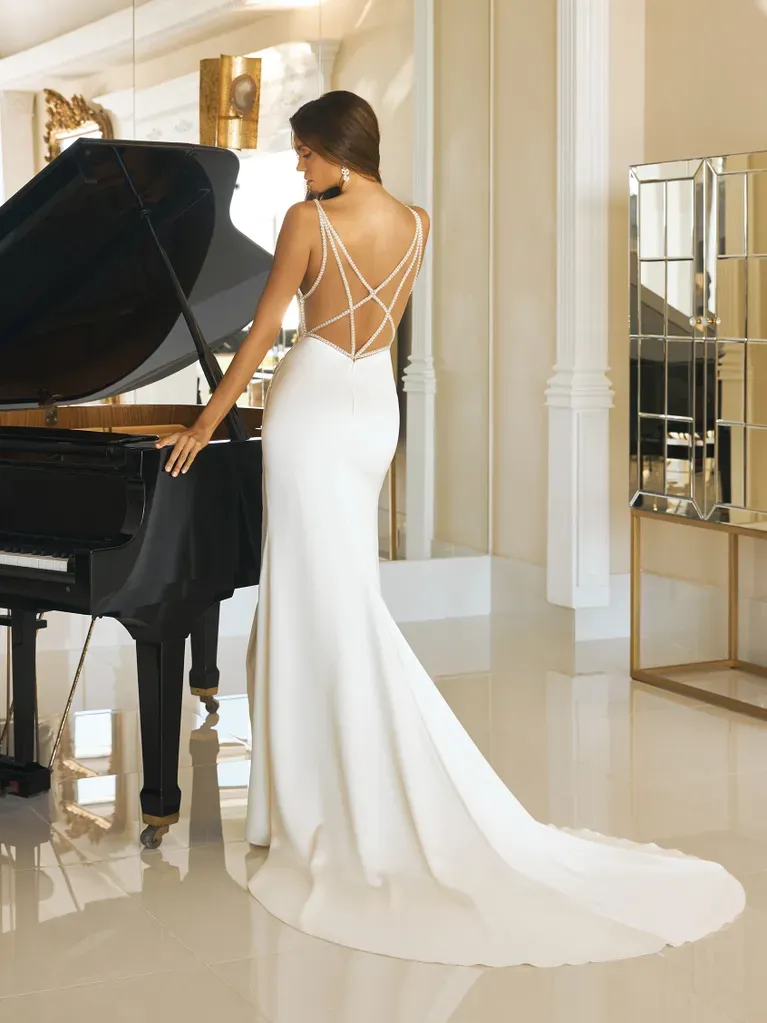 Optez pour une robe de mariée moderne et féminine avec la forme sirène de la robe Blithe de Pronovias, à essayer proche d'Aix en Provence