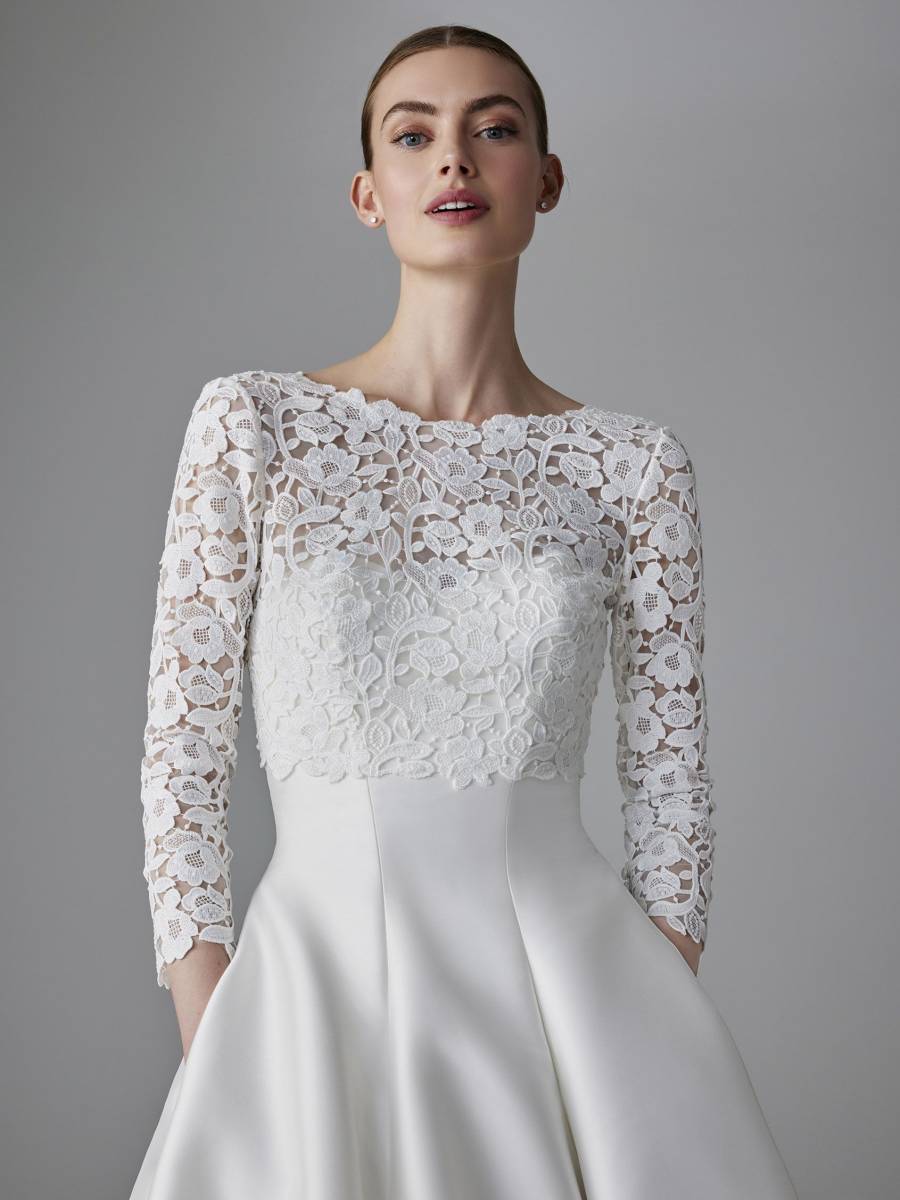 manches longues en dentelle pour cette robe classique de mariée en Mikado