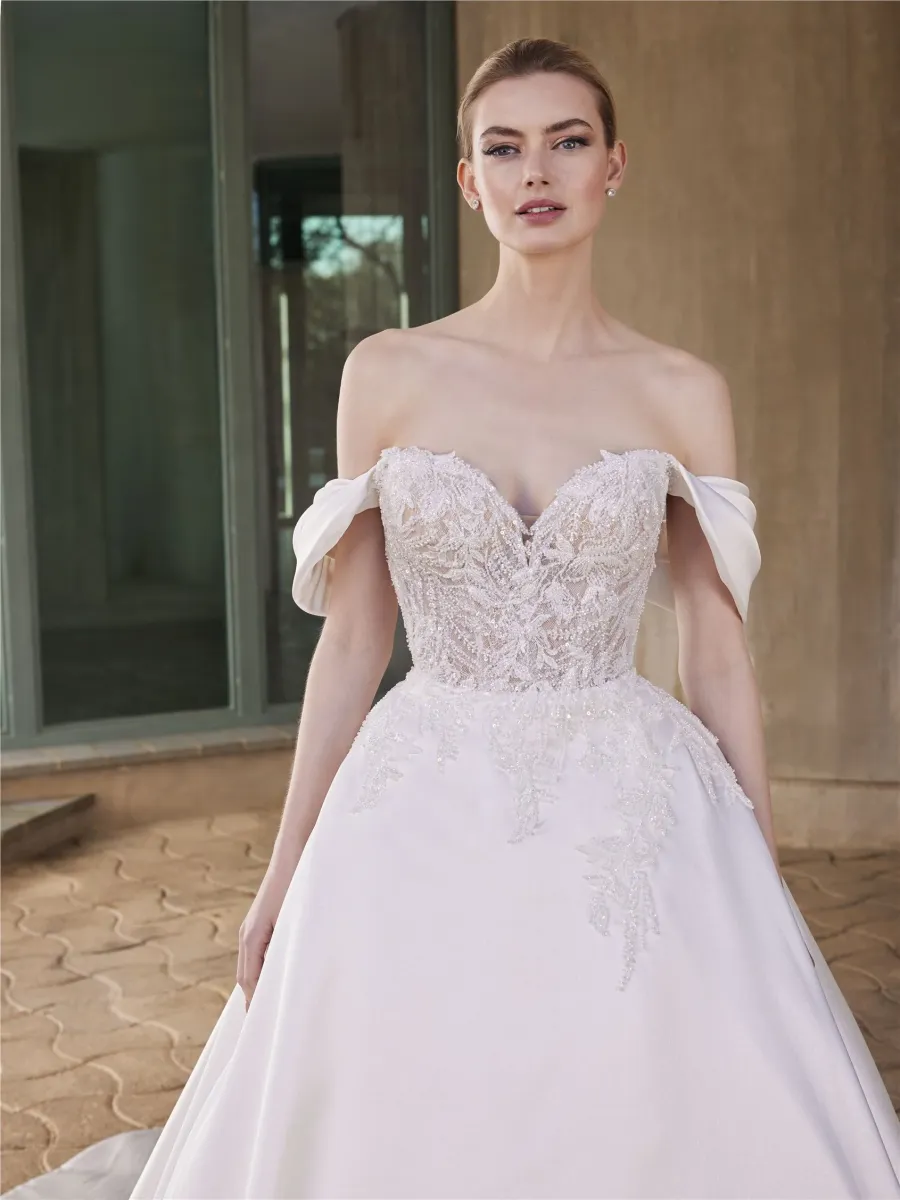 Robe de mariée princesse avec décolleté en cœur en mikado chills pronovias marseille