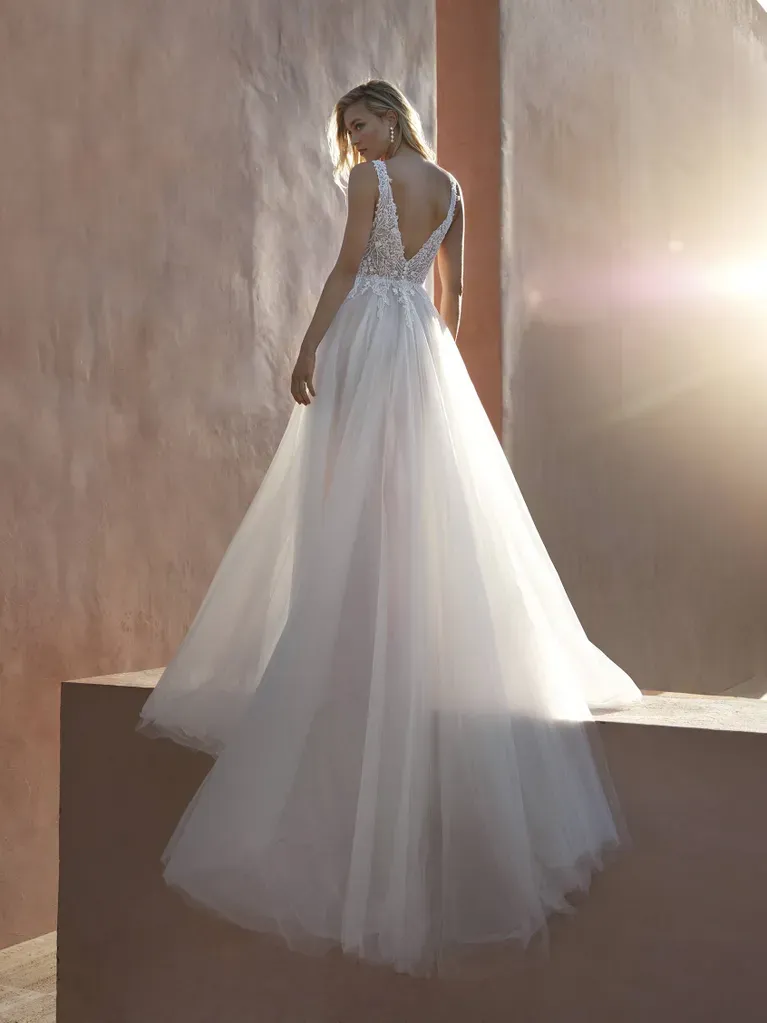 dos nu et traine en tulle pour cette robe de mariée en vente sur Marseille