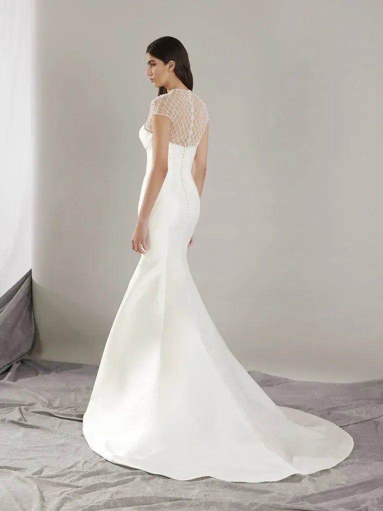 Laissez-vous envoûter par la robe de mariée Dalvir de Pronovias forme sirène avec un dos transparent à Marseille