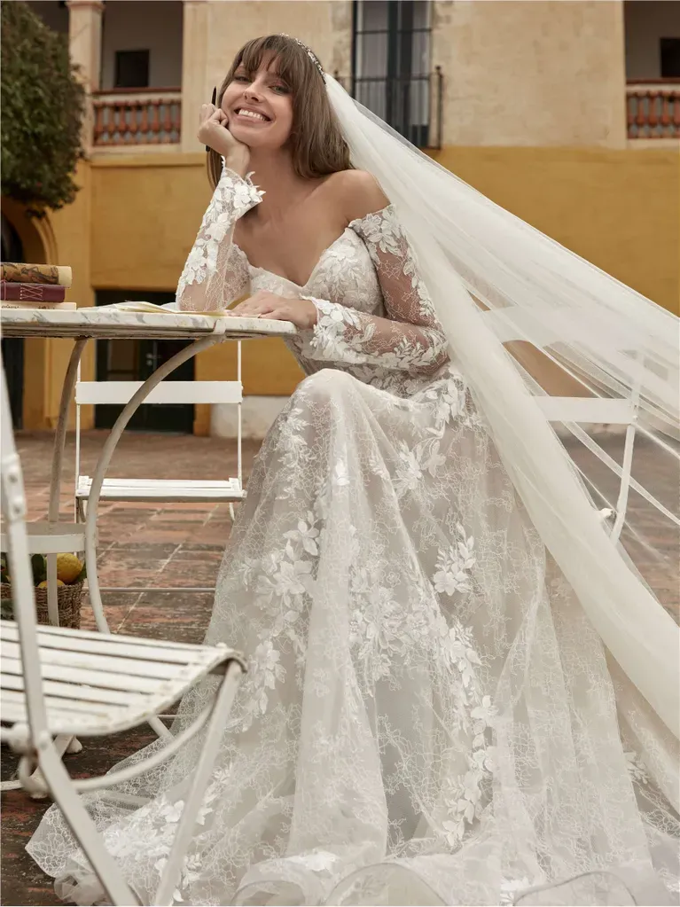 Robe de mariée fluide trapèze avec décolleté en cœur et manches longues eulaly nicole milano marseille