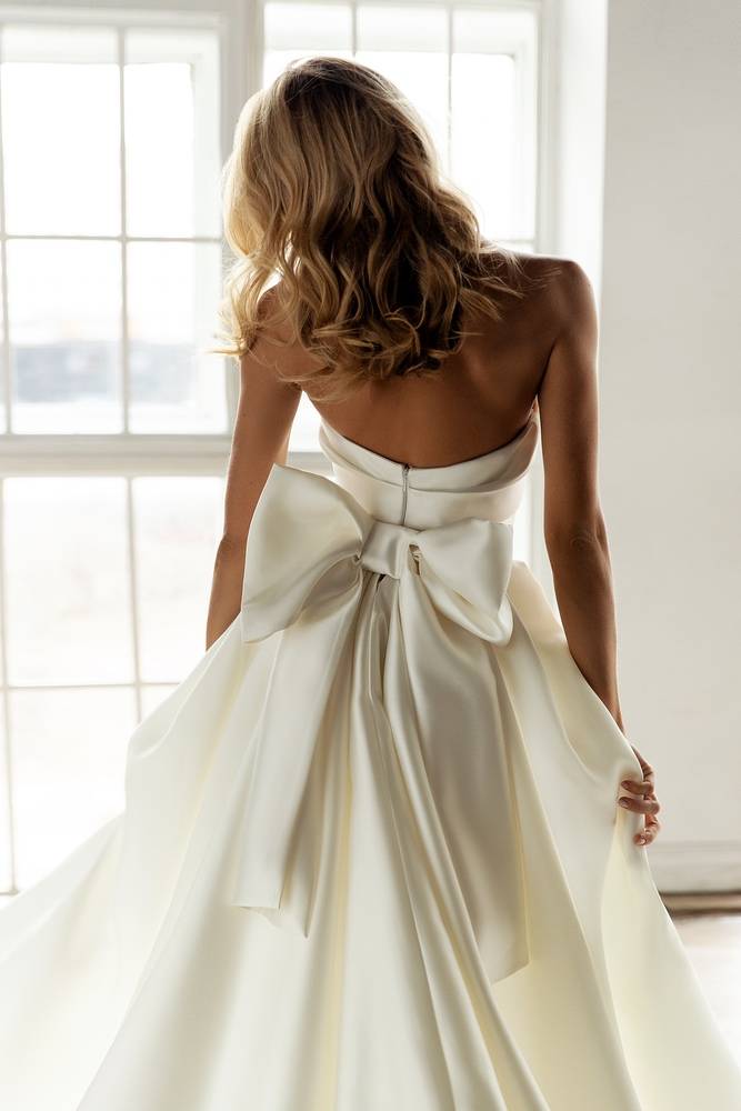 Robe de mariée Alegra Eva Lendel bustier sheath traîne nœud volumineuse Marseille showroom