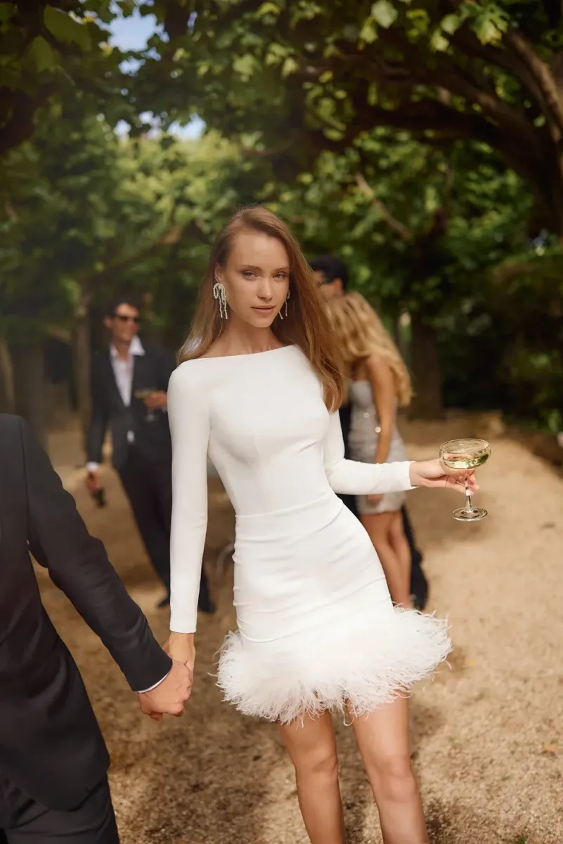 Robe de mariée courte, coupe mini épurée, encolure bateau, ourlet orné de plumes, 