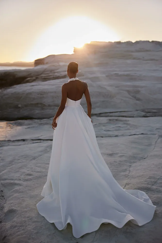 robe de mariée trapèze à fente dos nu collier perles oneiro eva lendel marseille