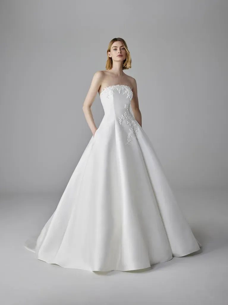  robe de mariée empire avec son bustier sans manches en mikado, un tissu luxueux et structuré 