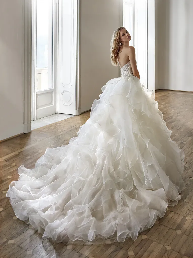 Robe de mariée en organza coupe princesse en organza et volants gila nicole milano marseille
