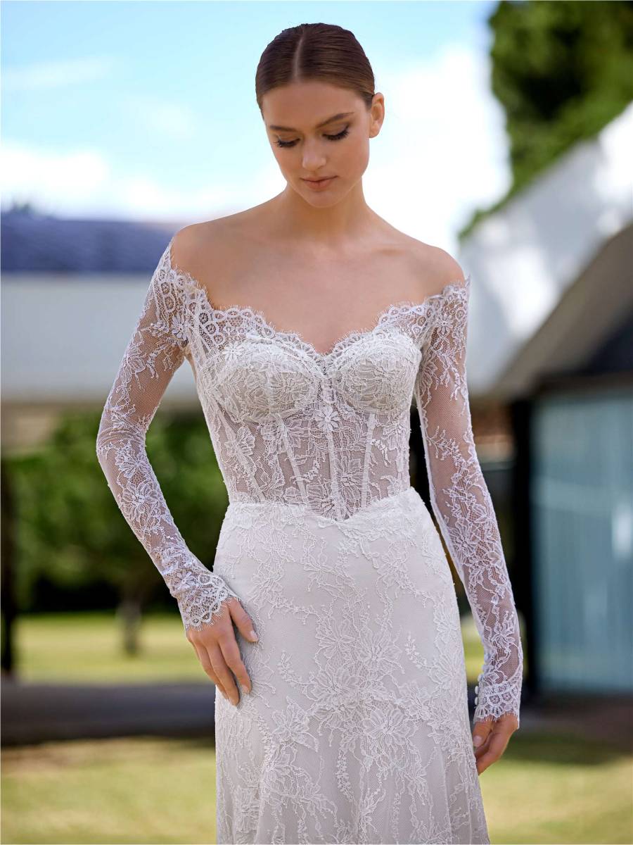 Robe sirène à décolleté épaules dénudées et manches longues gleny pronovias marseille