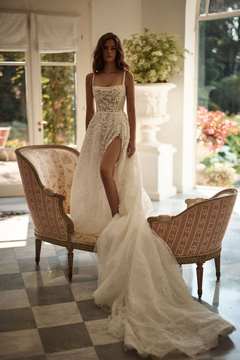 Robe de mariée princesse grande taille fendue en dentelle Chantilly Noomi Milla Nova à Avignon chez Soniab