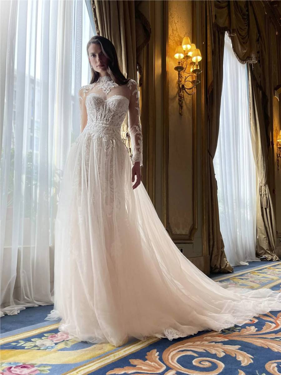 mariage avec une robe modulable de pronovias grande taille en dentelle