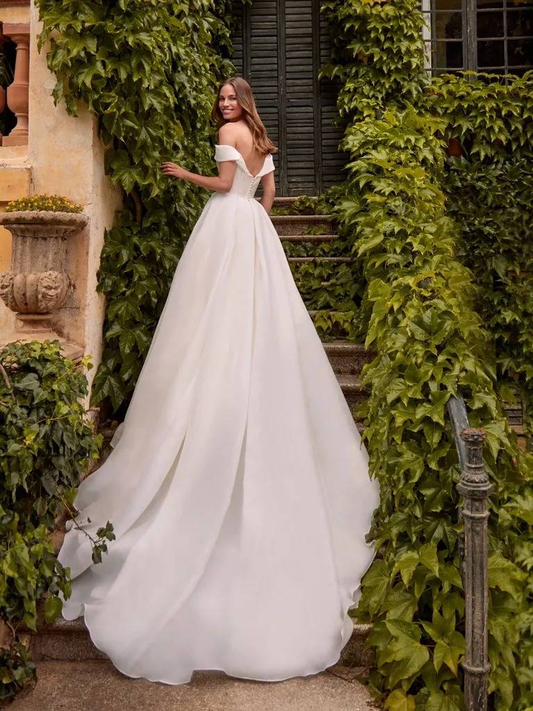 Robe de mariée Tinia Nicole Milano princesse mikado organza décolleté V Marseille Sonia b