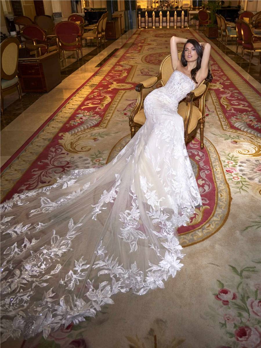 Essayage robe HIREMY Pronovias dentelle glitter traîne 250 cm soniab