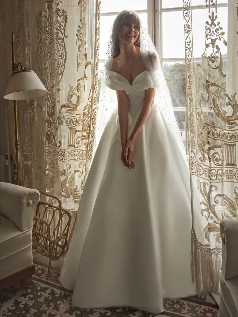 Robe de princesse avec décolleté en cœur et nœud amovible mikado iriscent nicole milano marseille