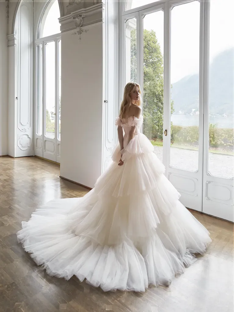 Robe de mariée princesse en tulle avec décolleté en V