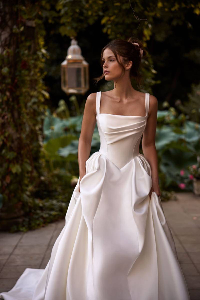 Robe de mariée grande taille Ermana Milla Nova vue de face, silhouette princesse en mikado, essayage sur-mesure à Marseille