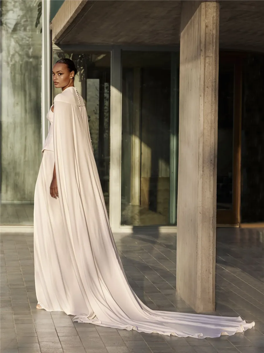 obe de mariée coupe droite avec décolleté bustier en crêpe lawn pronovias marseille