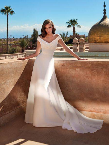 ROBE DE MARIÉE LEYTE BEST SELLER  FOURREAU PRÈS DU CORPS AVEC SES  BRETELLES ÉPAULES DÉNUDÉES  