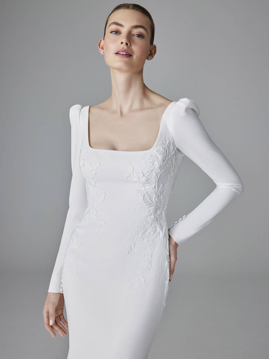 Laissez-vous séduire par la robe de mariée Mallory, avec son tissu crêpe et sa cape amovible proche d'Aix-en-Provence