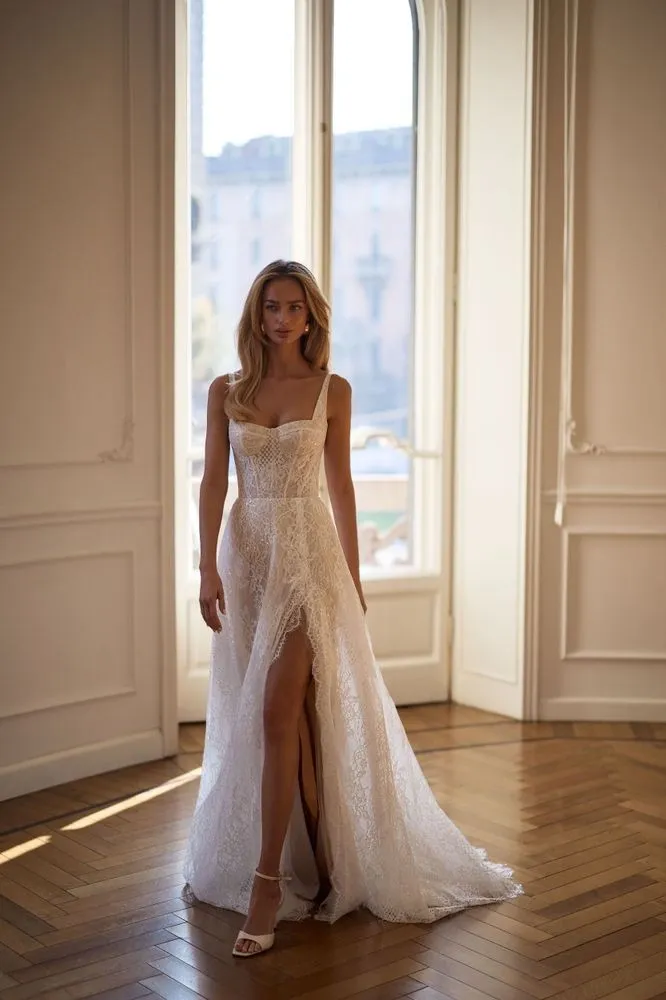 Robe de mariée Norivelle Milla Nova romantique coupe A-line en dentelle florale et sequins chez Soniab