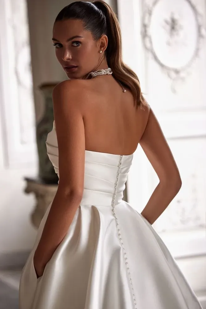 Robe de mariée Eridana sans manches, taille drapée et volume