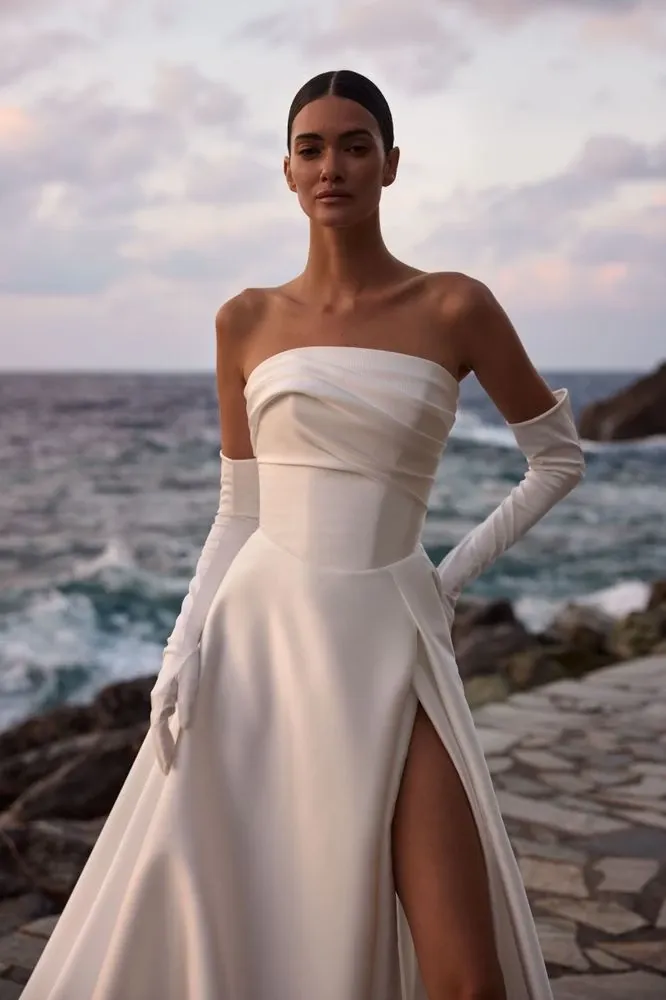 Essayez la robe de mariée Bloom Milla Nova en version grande taille : coupe princess en mikado, corset raffiné, bustier drapé et traîne élégante. Accompagnement sur-mesure pour chaque robe