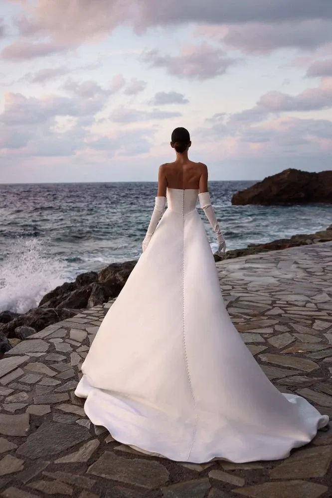 Robe Bloom de mariée grande taille signée Milla Nova : robe classique, décolleté droit, mikado ivoire, jupe ample et silhouette A-line. Essayages spécialisés pour robe grande taille chez Soniab