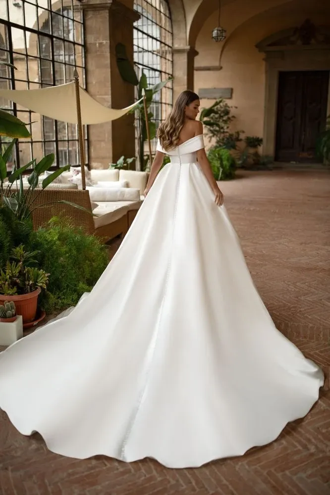 Robe Matilda grande taille Milla Nova, traîne majestueuse et jupe ample idéale pour une allure royale