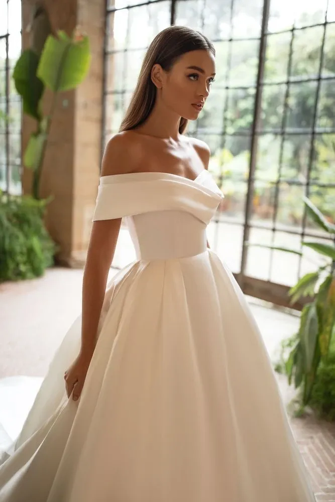 Robe de mariée grande taille Matilda Milla Nova vue de face, coupe princesse en mikado, bustier épaules dénudées