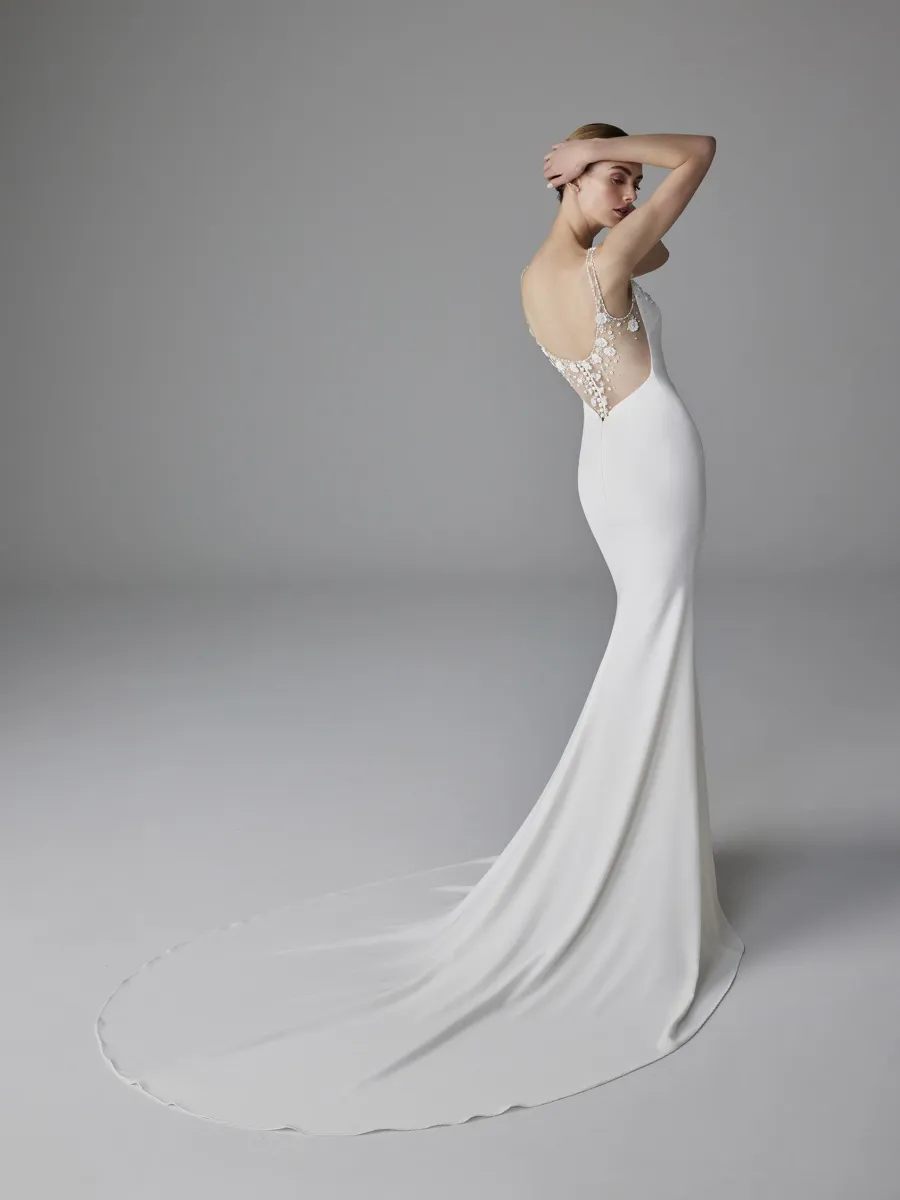 Optez pour la robe de mariée Noemie avec sa forme sirène et son tissu crêpe élégant à Marseille
