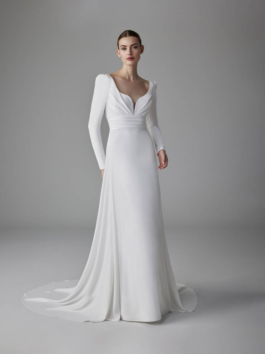 Réservez votre essayage de robe de mariée avec le modèle Occitania en tissu crêpe et forme sirème manches longues à Marseille