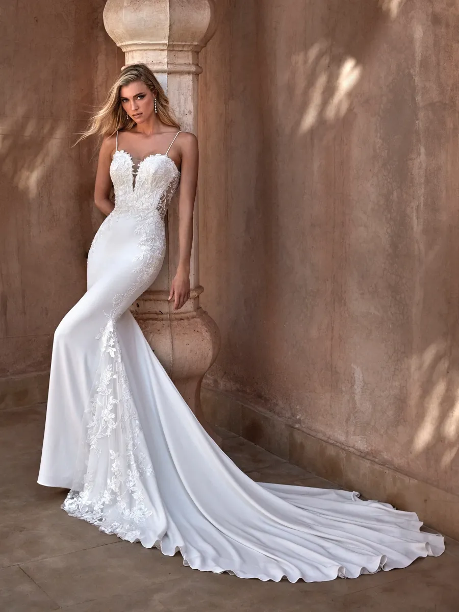 robe de mariée fourreau en crêpe décolleté coeur riau pronovias marseille