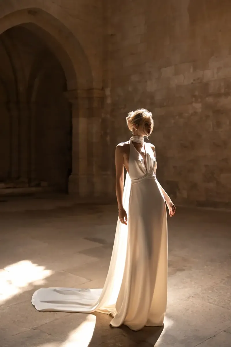 Robe de mariée et Eva Lendel sur Marseille, fourreau dos nu simple proche aix en provence