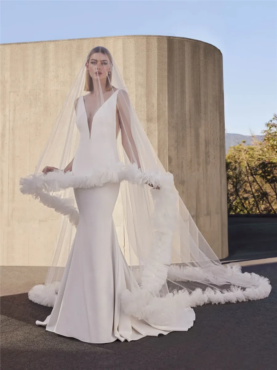 robe de mariée sirène dos plongeant et décolleté en v en crêpe snowbeet pronovias marseille