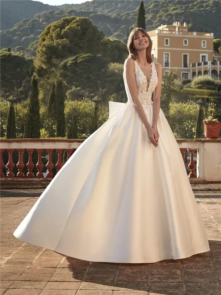 robe de mariée princesse mikado et dentelle décolleté en v topha nicole milano marseille