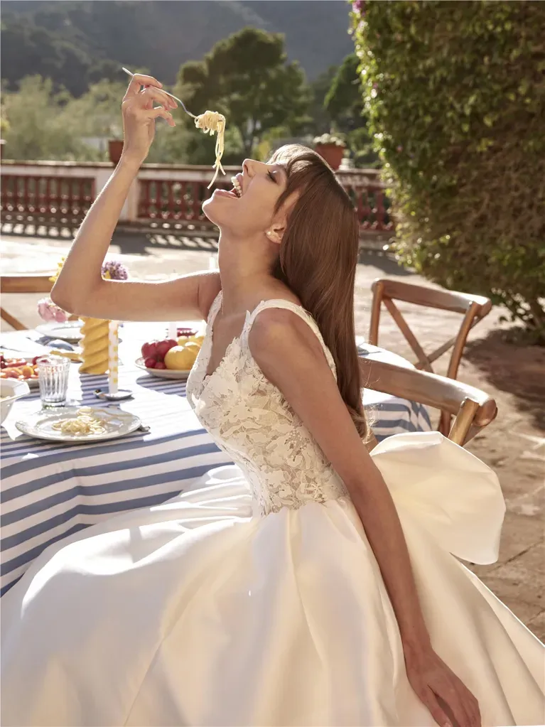 Robe de mariée princesse avec décolleté en V et nœud amovible topha nicole milano marseille