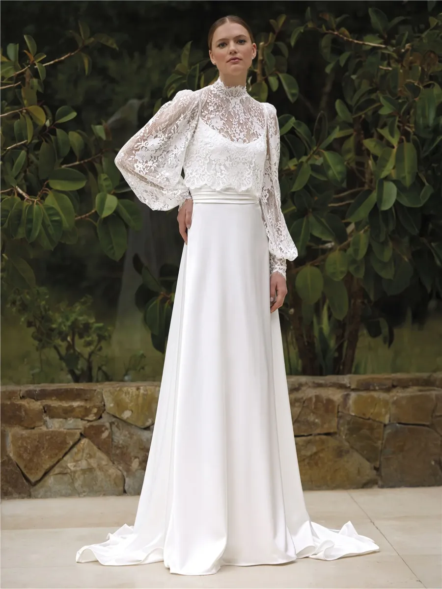 Robe de mariée trapèze à encolure ronde et veste amovible virka pronovias marseille