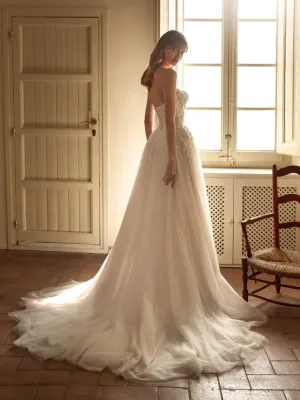 Sonia B. -  Showroom de robe de mariée princesse à dentelle manches longues pour une cérémonie de mariage religieux